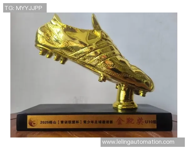 足球巨星雕像模型精雕细琢展现球员风采与荣耀瞬间